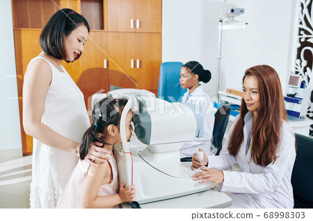Pediatric ophthalmologist checking oculus fundus 68998303
