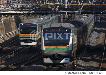 上野東京線和湘南新宿線平行運行 浦和附近 照片素材 圖片 圖庫