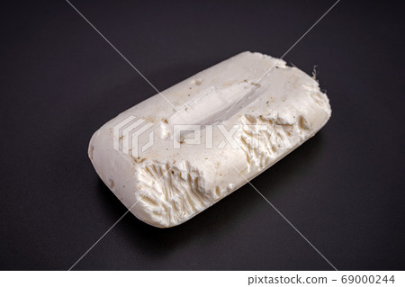 A lot of rodents, rodents and dirt are on this white soap that shouldn't be used.There may be disease on a black background. 69000244