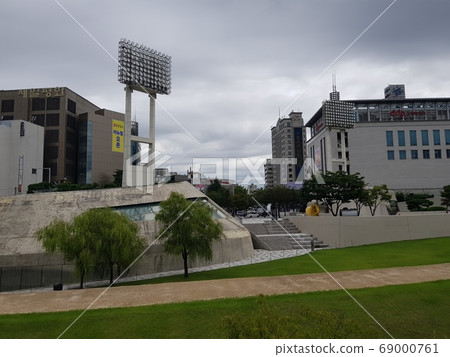 Dongdaemun. Shopping mall. Park. Landmark Dongdaemun. Shopping mall. Park. Landmark 69000761