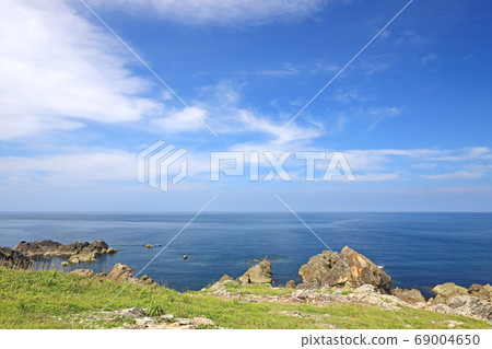 佐渡島上的日本海夏日風景 照片素材 圖片 圖庫