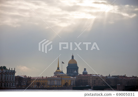 Sun's rays over the historical centre and the Sun's rays over the historical centre and the 69005031