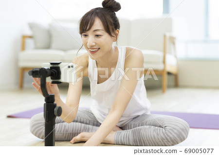 女人在做視頻瑜伽的訓練服 69005077