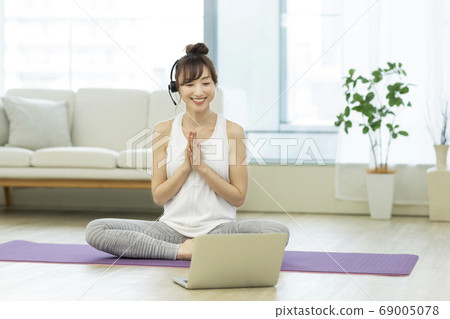 Female computer teaching yoga online 69005078