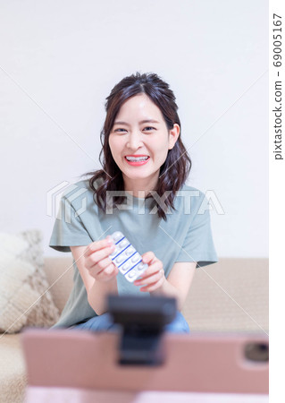 女人用一台個人計算機接受在線醫療 女人用一台個人計算機接受在線醫療 69005167