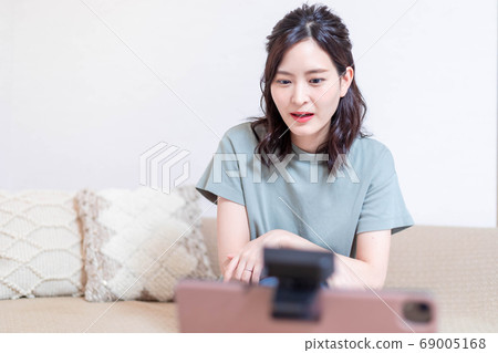 女人用一台個人計算機接受在線醫療 女人用一台個人計算機接受在線醫療 69005168