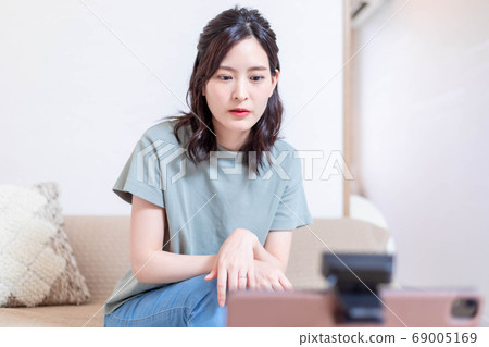 女人用一台個人計算機接受在線醫療 女人用一台個人計算機接受在線醫療 69005169