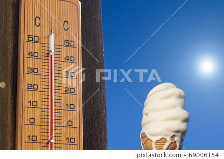 夏天的圖像_仲夏溫度計和軟冰淇淋 69006154