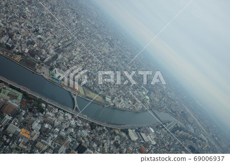 The world overlooking The world overlooking 69006937
