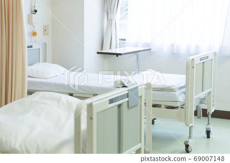 Bed in hospital room 69007148