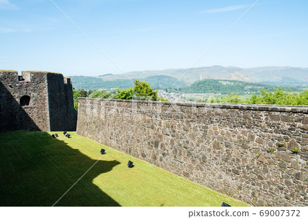 愛丁堡郊區的斯特林城堡的歷史悠久的石製建築，城牆和遠山 69007372