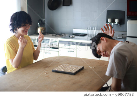 A couple pointing at shogi 69007788