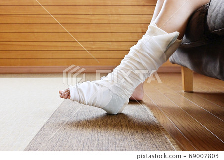 受傷腳，腳踩腳和骨折腳扭傷的圖像材料 69007803