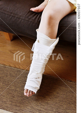 Image material for injured foot, casted foot, and sprained fractured foot Image material for injured foot, casted foot, and sprained fractured foot 69007807