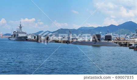 從新井唐人島公園看的自衛艦和潛艇 從新井唐人島公園看的自衛艦和潛艇 69007835