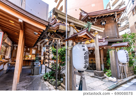 Japan's Tokyo cityscape: Koami Shrine, which is rapidly gaining popularity as a fortune-teller and Zenrai Benten = Nihombashi Koami-cho, Chuo-ku 69008078