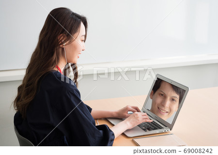 業務場景女人在網絡會議中在會議室 69008242