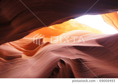 Lower Antelope Canyon with a fantastic and beautiful pattern that shines in in the summer sun 69008493