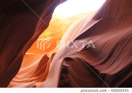 Lower Antelope Canyon with a fantastic and beautiful pattern that shines in in the summer sun 69008495