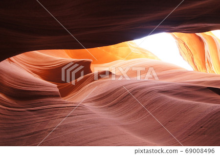 Lower Antelope Canyon with a fantastic and beautiful pattern that shines in in the summer sun 69008496