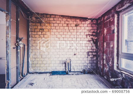 bathroom during renovation, bath refurbishment 69008756