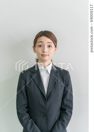 在線面試的年輕女子[求職圖像] 69009317