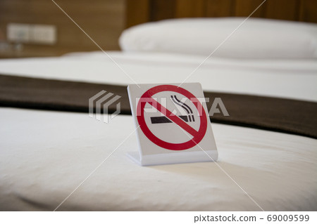 Not allow for smoking in the bedroom of resort or hotel 69009599