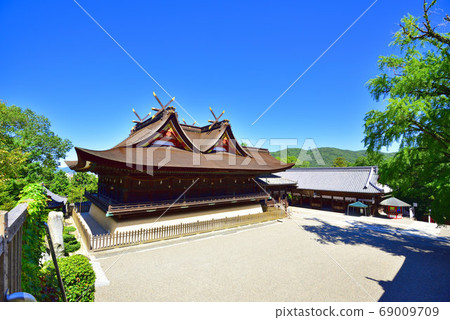 [Bi Chugoku Ichinomiya] Kibitsu Shrine, blue sky and national treasure shrine and precincts, Kita Ward, Okayama City, Okayama Prefecture 69009709