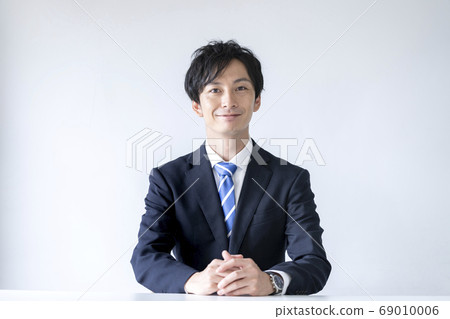 一套西裝,對著鏡頭微笑的年輕人 一套西裝,對著鏡頭微笑的年輕人 69010006