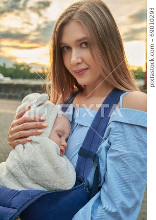 mom and baby 69010293