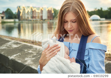 mom and baby 69010299