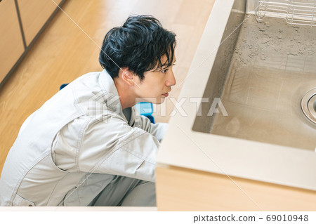 Water supplier repairing trouble under the sink 69010948