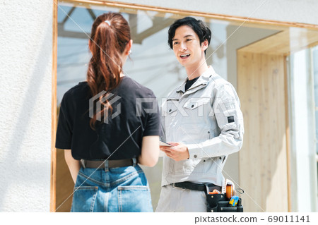 Image of a building contractor explaining construction work 69011141