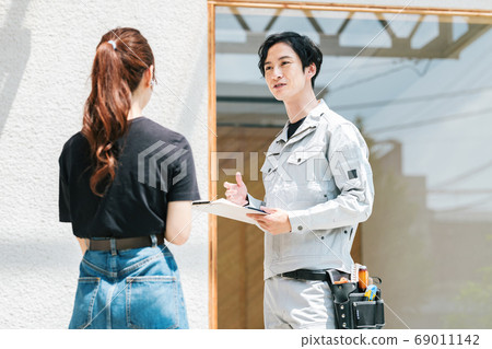 Image of a building contractor explaining construction work 69011142