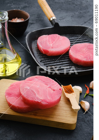 Round tuna cutlet for burger or frying 69011190
