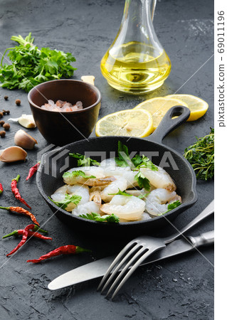 Pan with raw prawn with spice and herbs 69011196