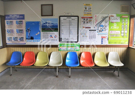Inside the station building (Midori Station, JR Hokkaido Senmo Main Line) 69011238