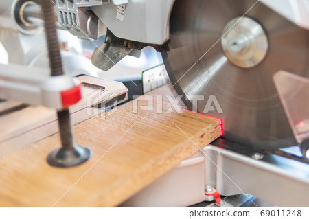 circular saw cuts the board 69011248