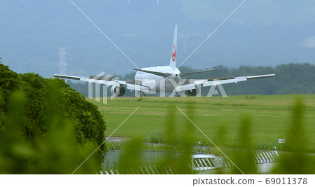 Aircraft landing Aircraft landing 69011378