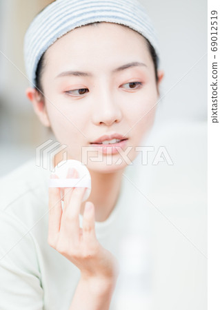 Beautiful young Asian women in make-up Beautiful young Asian women in make-up 69012519