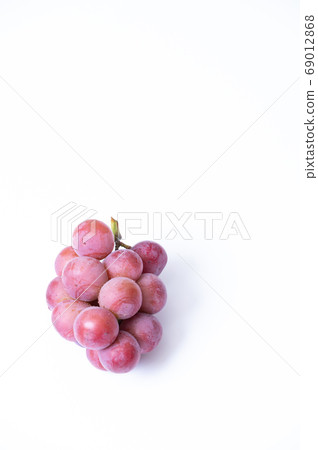 實際上，它是蓬鬆的，圓的和大的紅葡萄 69012868