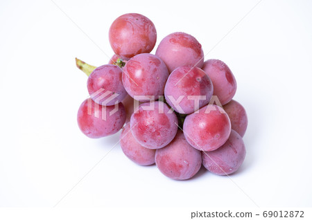 In fact, it's fluffy, round and big red grapes In fact, it's fluffy, round and big red grapes 69012872