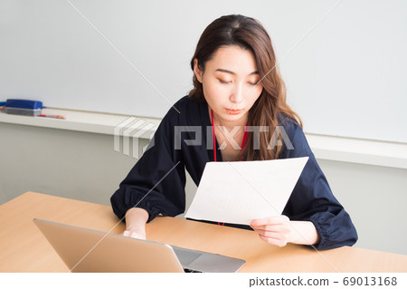 Business scene A woman working in a meeting room 69013168