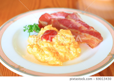 Morning of delicious scrambled eggs and bacon Morning of delicious scrambled eggs and bacon 69013430