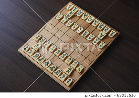 將棋子放在棋盤上的初始位置 將棋子放在棋盤上的初始位置 69013636