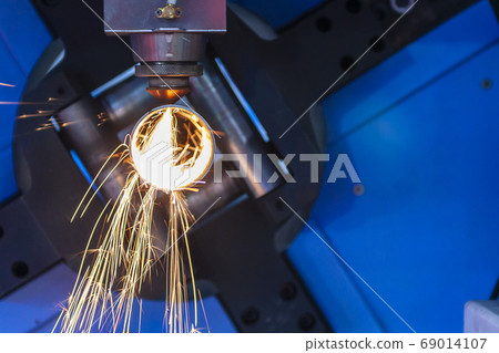 The fiber laser cutting machine . The fiber laser cutting machine . 69014107