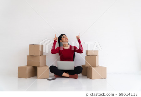 Happy Asian young entrepreneur, Smile for sales Happy Asian young entrepreneur, Smile for sales 69014115