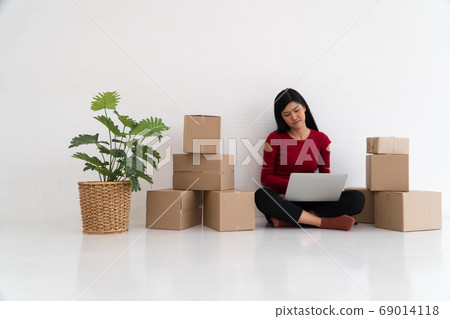 Happy Asian young entrepreneur, Smile for sales 69014118