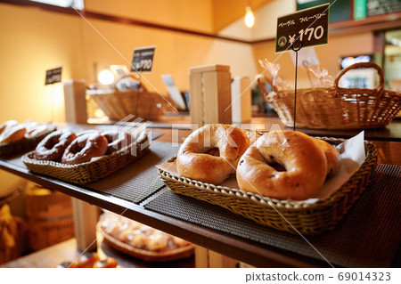 Bakery display shelf bagels 69014323