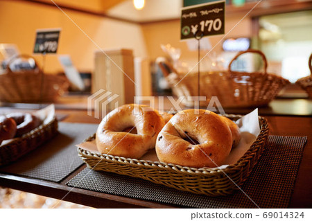 Bakery display shelf bagels Bakery display shelf bagels 69014324